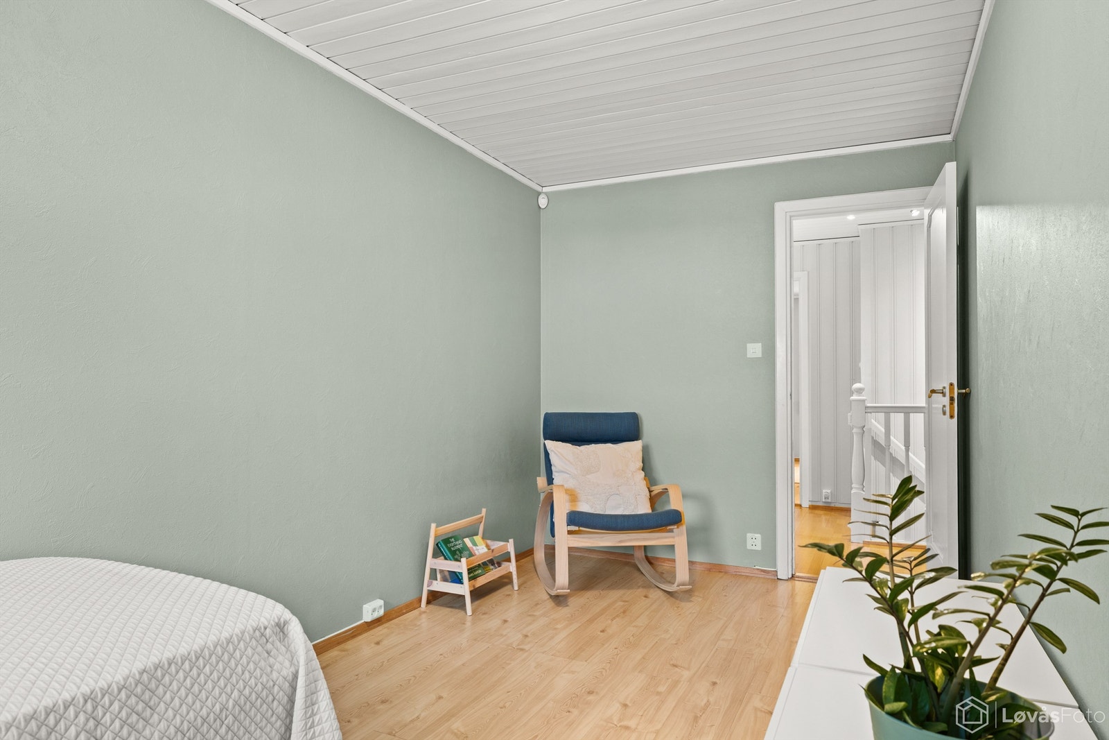 Et lyst rom som egner seg godt som barnerom eller kontor. Galleribilde