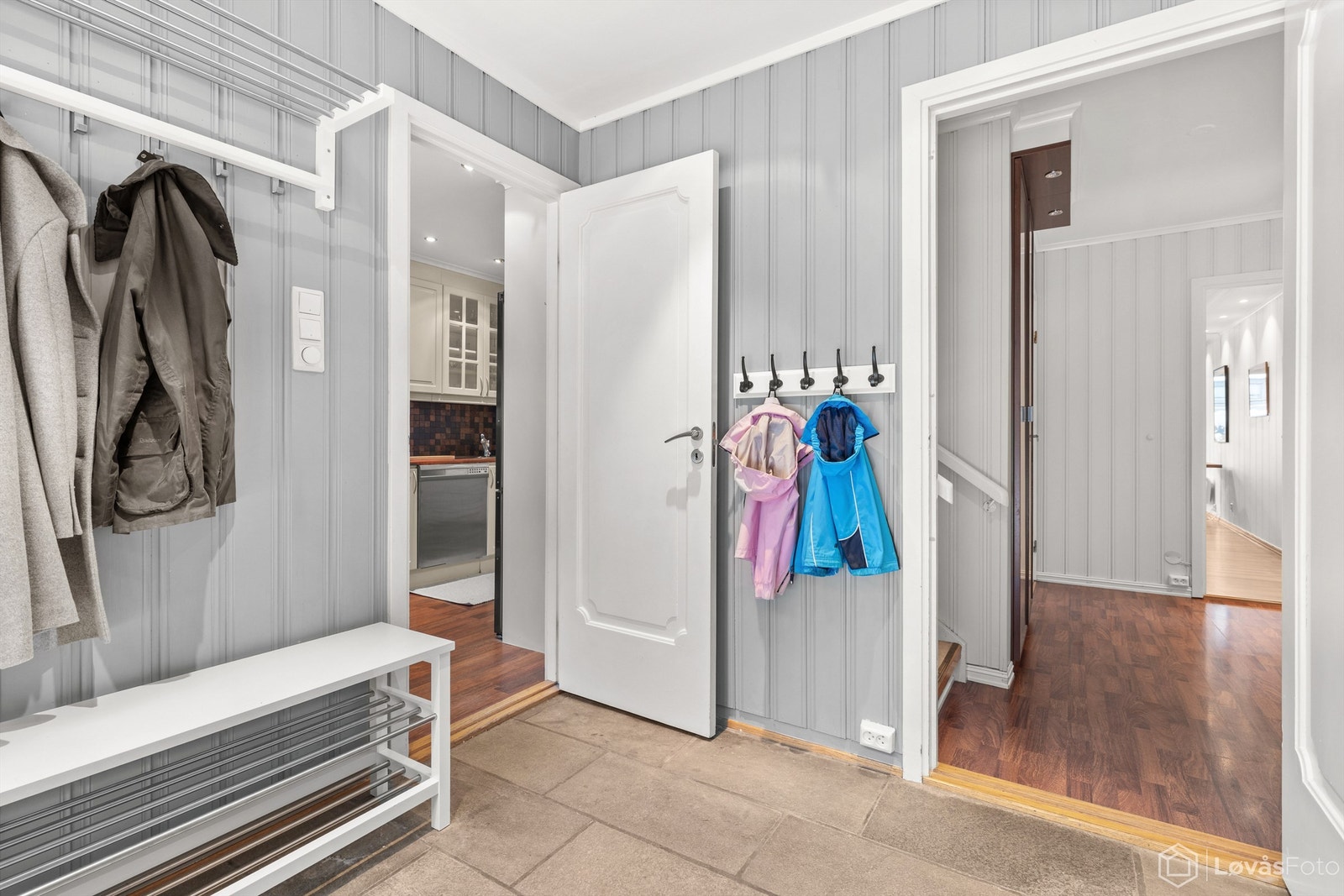 Velkommen inn i en pen entré med skiferfliser på gulvet. Galleribilde