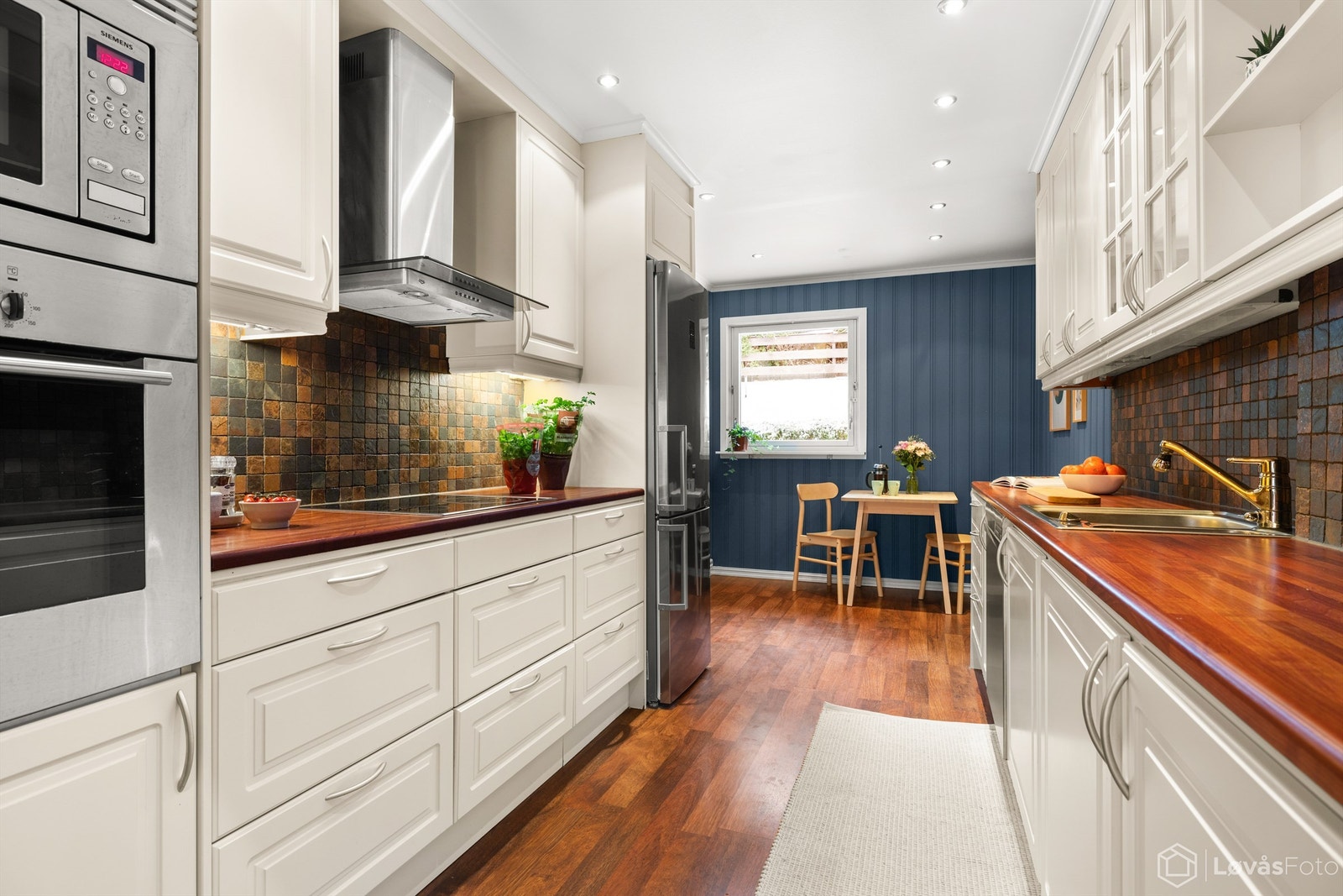 Kjøkkenet har en klassisk og tidløs innredning med profilerte, hvitmalte fronter. Galleribilde