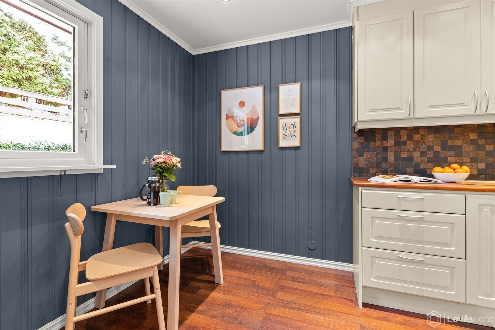 Downlights i himlingen gir godt arbeidslys på kjøkkenet. Galleribilde