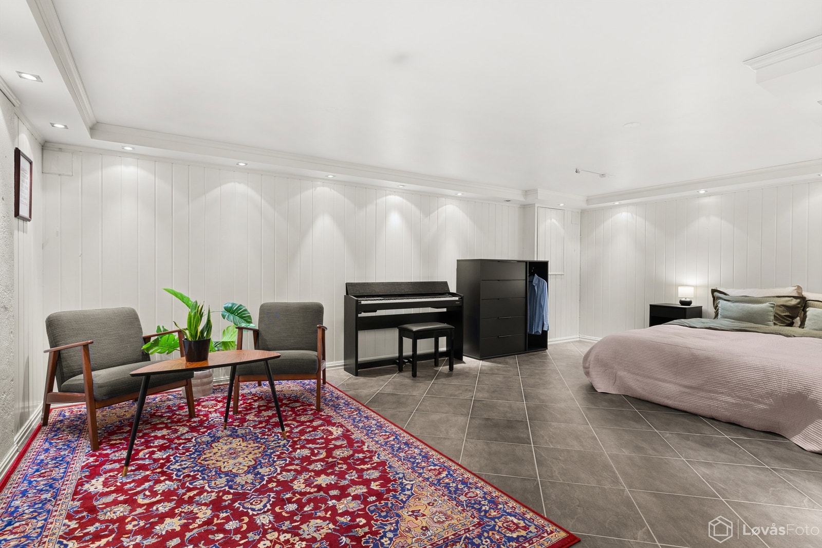 Det store hobbyrommet i kjelleren gir mange bruksmuligheter, som kjellerstue eller lekerom. Galleribilde