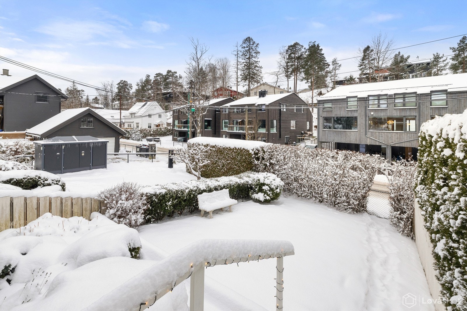 Fra balkongen ser man utover den barnevennlige hagen og nærområdet. Galleribilde