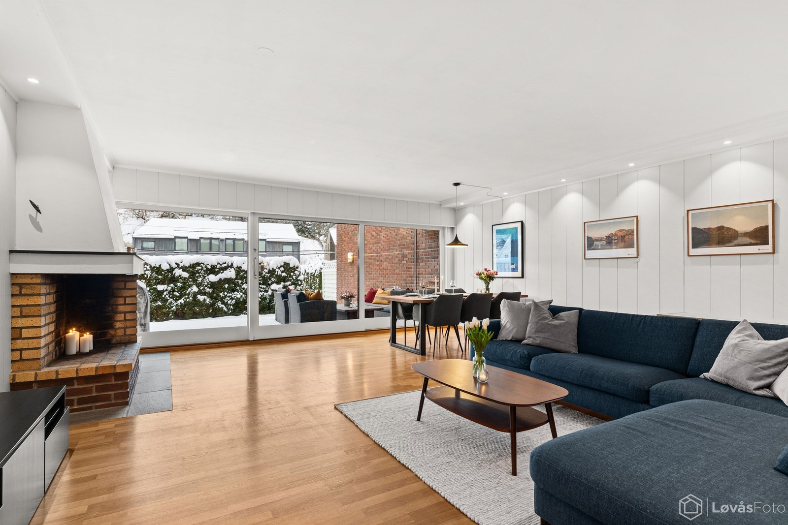 Stuen er lys og romslig, med god plass til både sittegruppe og spisebord. Galleribilde