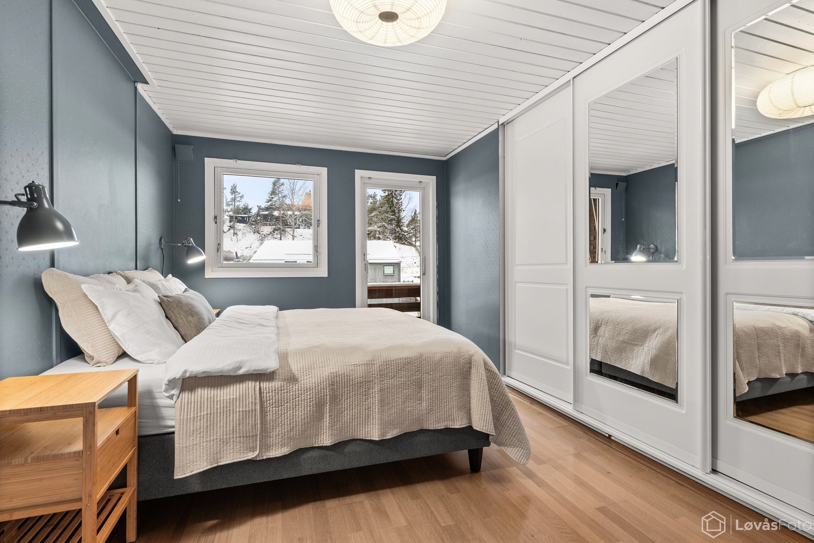 En stor skyvedørsgarderobe gir rikelig med oppbevaringsplass. Galleribilde