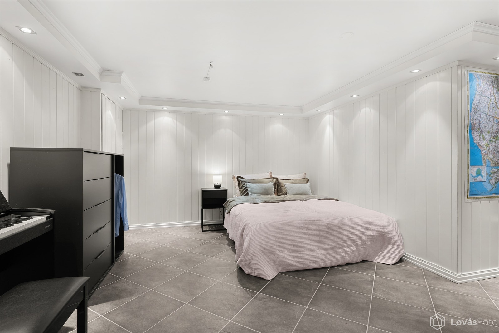 Rommet har fliser på gulv med varmekabler og downlights i taket. Galleribilde