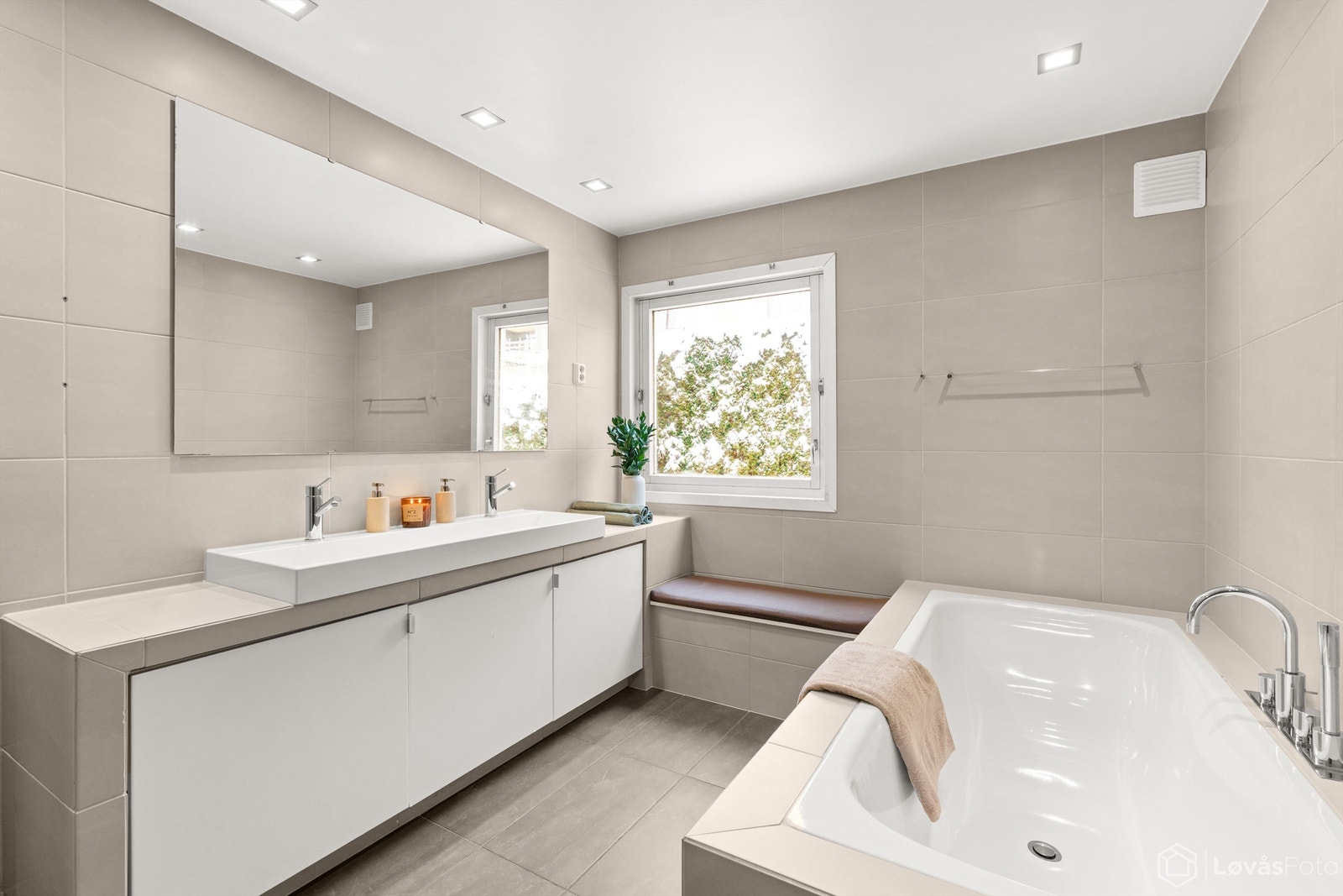 Innredningen har en stor dobbelservant, og det er varmekabler i gulvet. Galleribilde