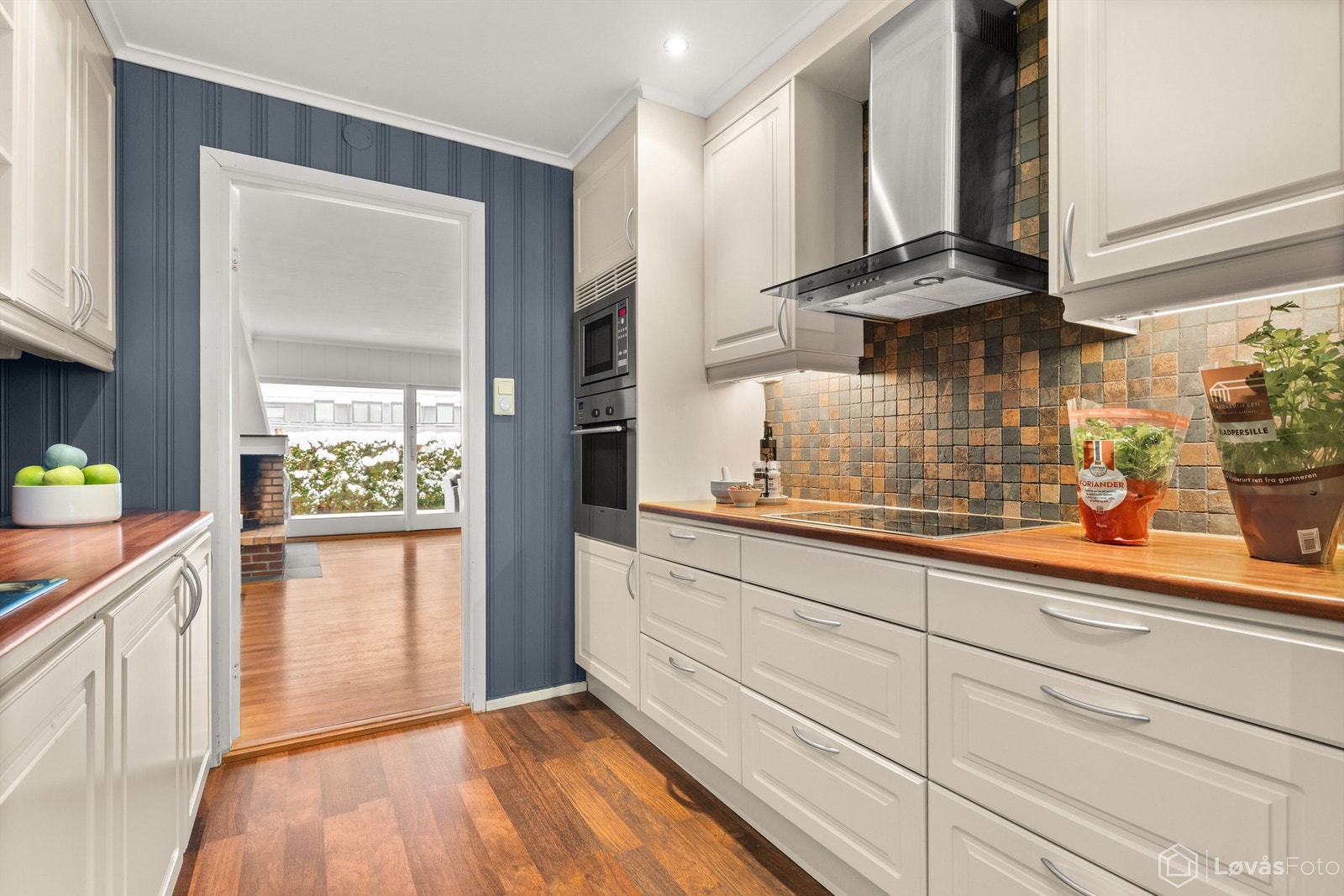 Her er det integrert stekeovn og mikrobølgeovn i høyskap. Galleribilde