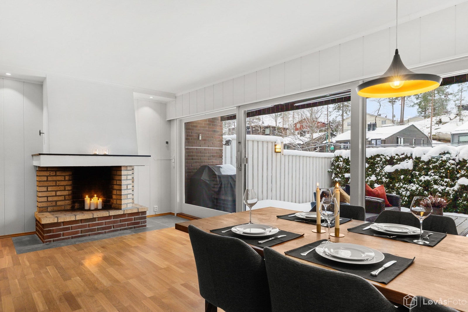 Rommet har trestavs parkett og malt panel på veggene. Galleribilde