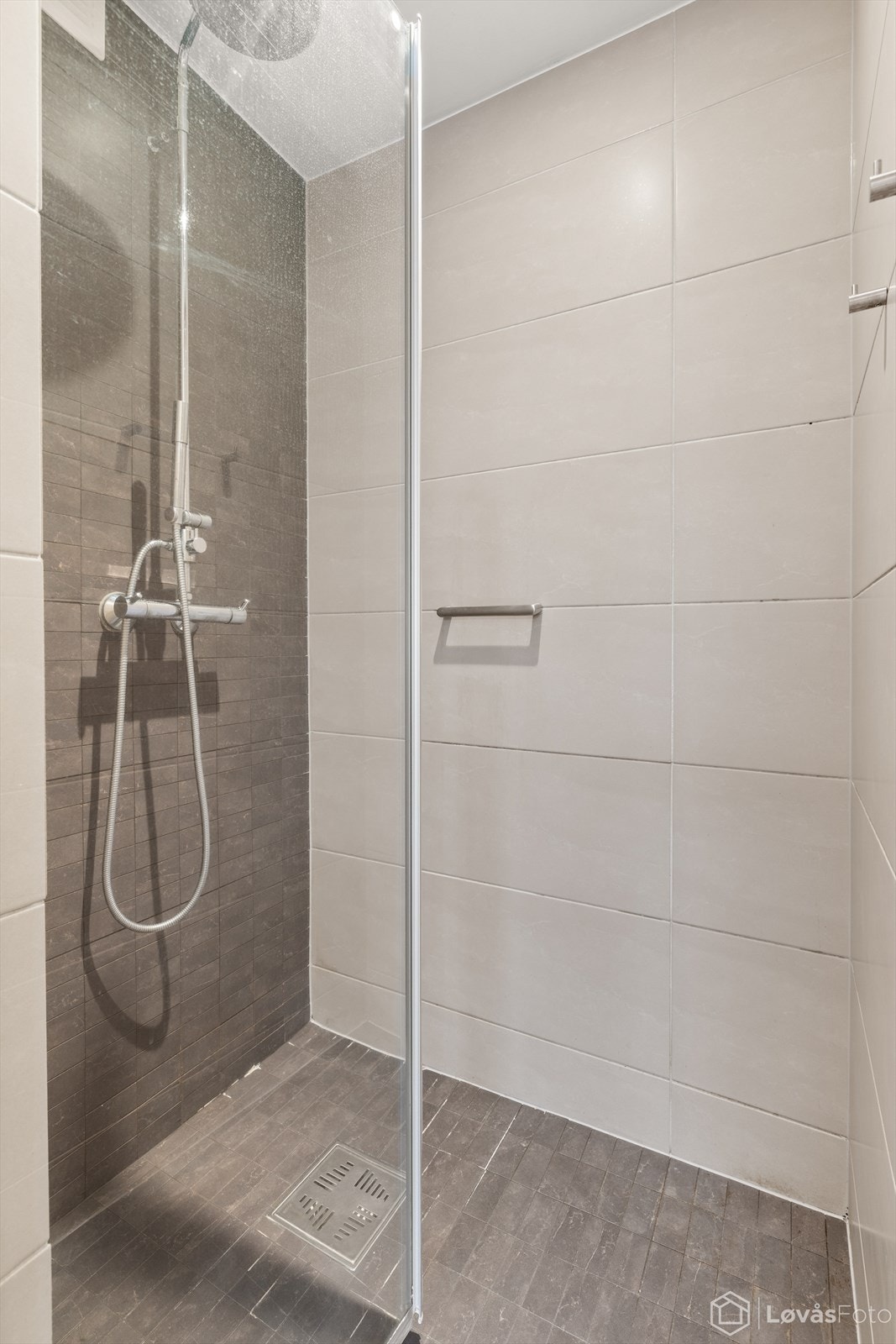 En romslig dusjnisje med glassdør. Galleribilde