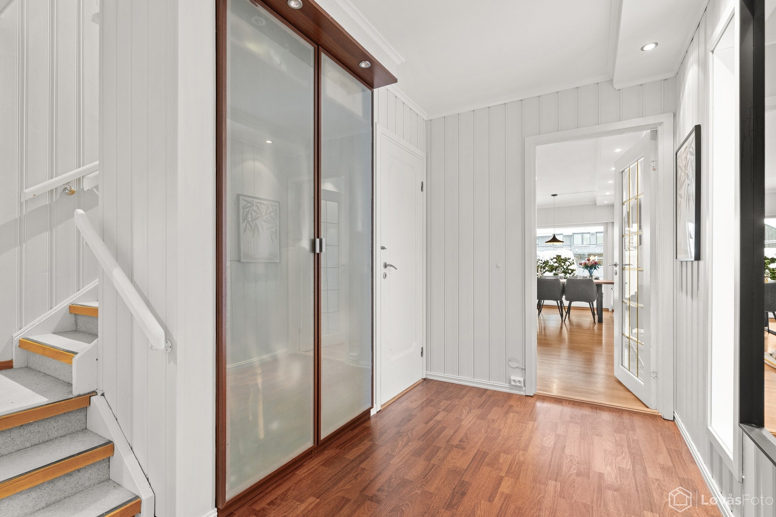 Her er det varmekabler i gulvet og et integrert garderobeskap med fronter i frostet glass. Galleribilde