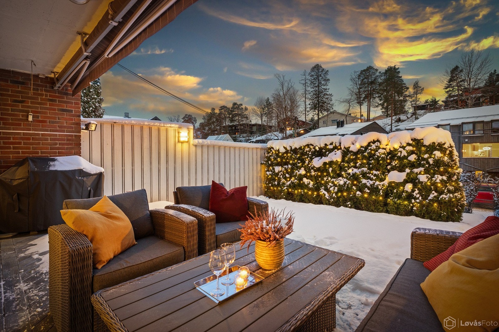 Hagen har plen og blomsterbed, og er et trygt sted for barna å leke. Galleribilde