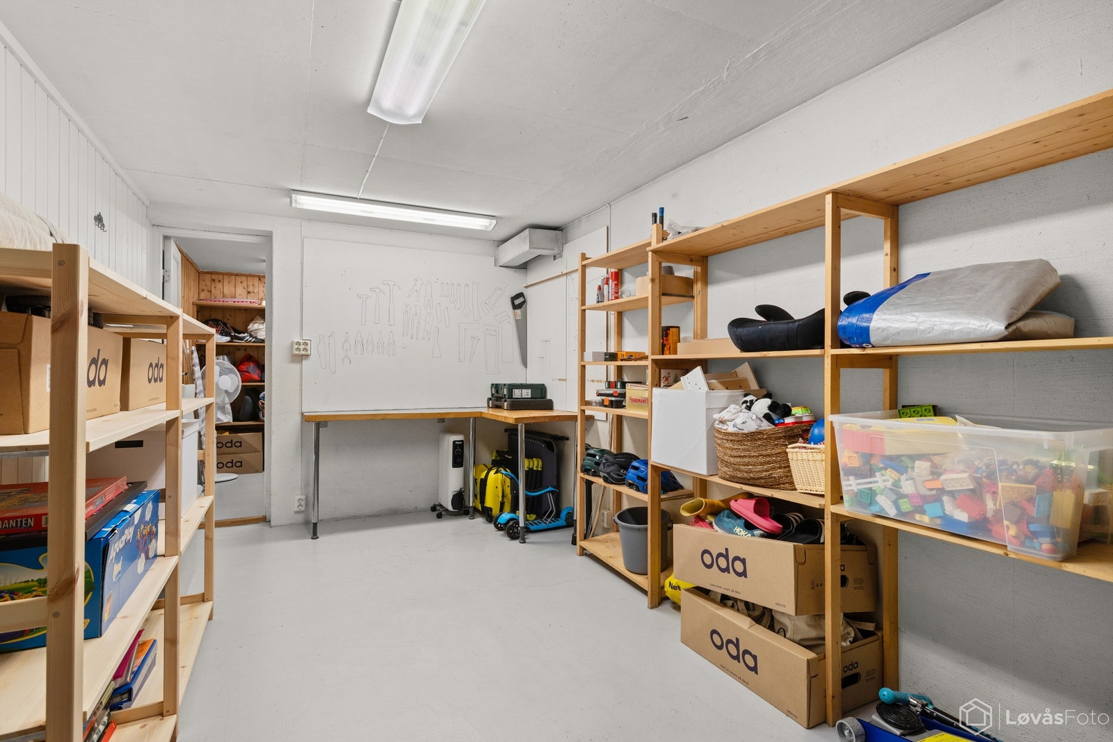 Boligen har to romslige boder som sikrer meget god lagringsplass. Galleribilde