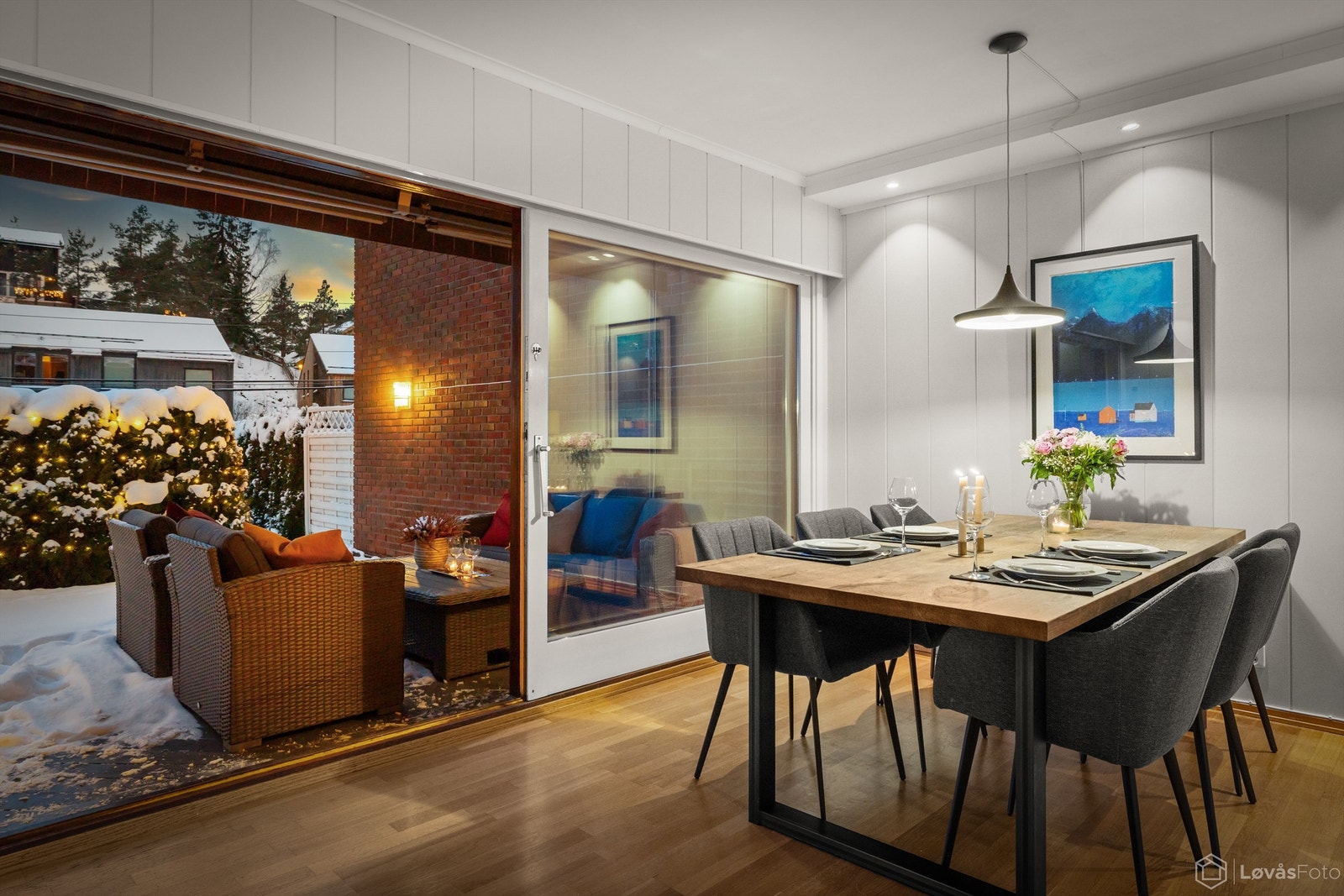 Overgangen mellom inne- og uterommet er sømløs på varme dager. Galleribilde