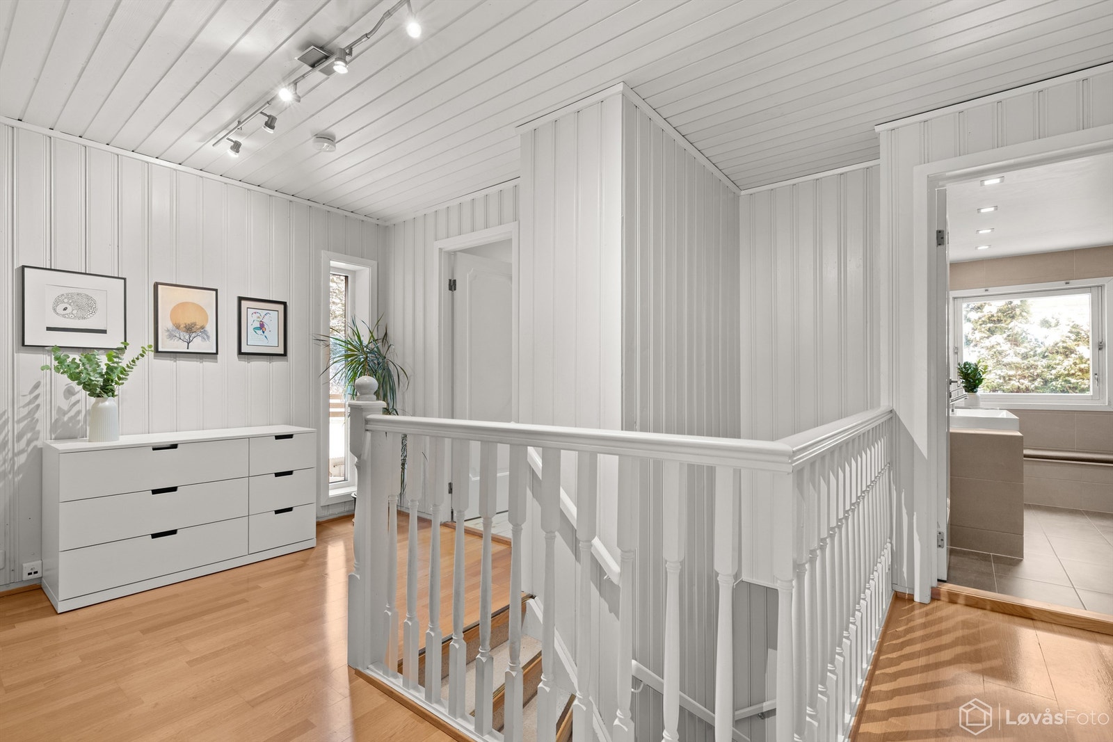 Trapperommet og gangen i andre etasje binder rommene sammen på en fin måte. Galleribilde