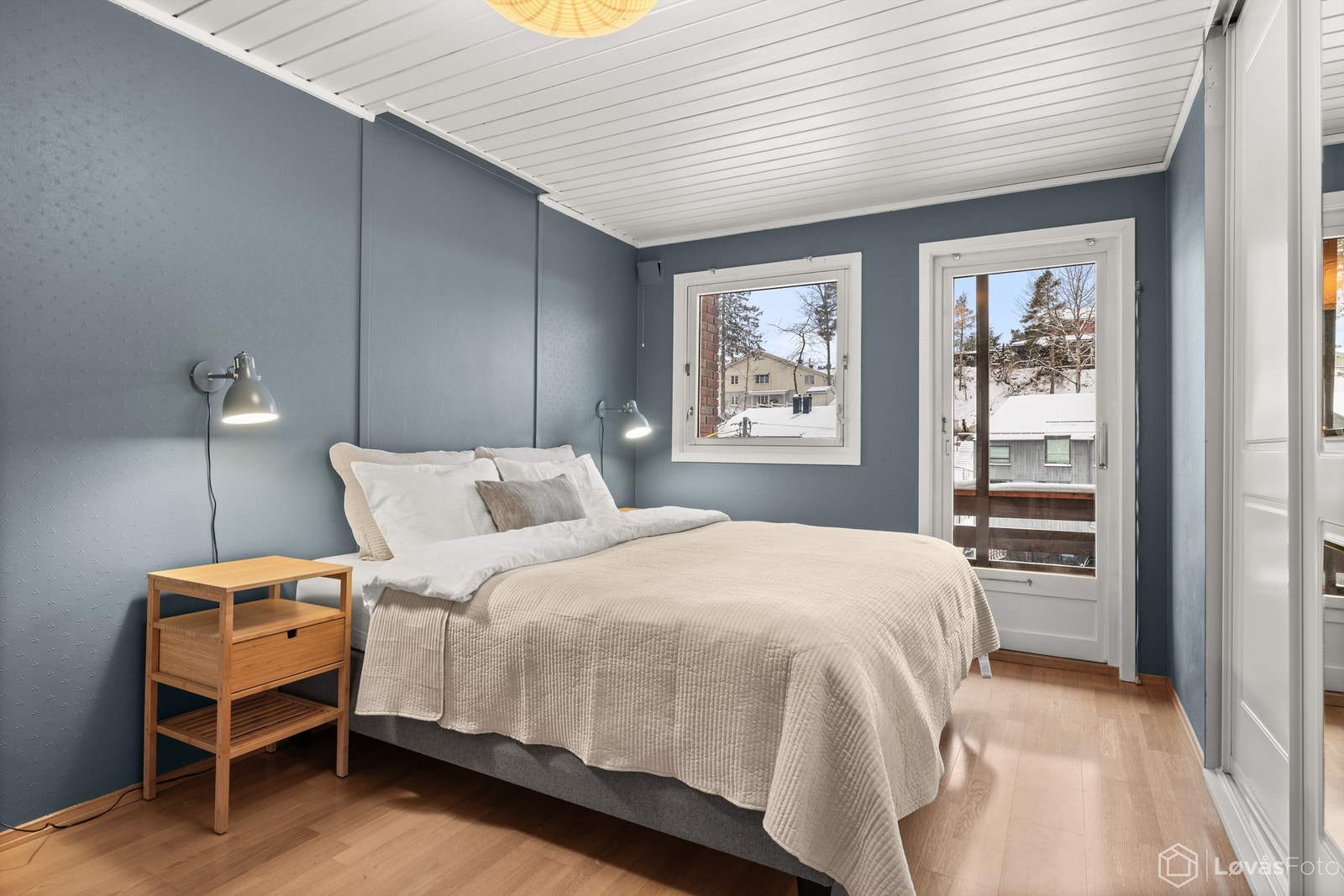 Hovedsoverommet har god plass og direkte utgang til en solrik balkong. Galleribilde