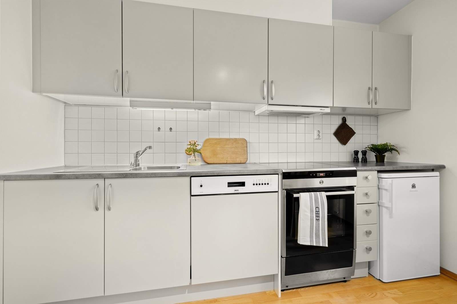 Kjøkkenet er utstyrt med integrert oppvaskmaskin og en ny varmtvannsbereder fra 2023. Galleribilde