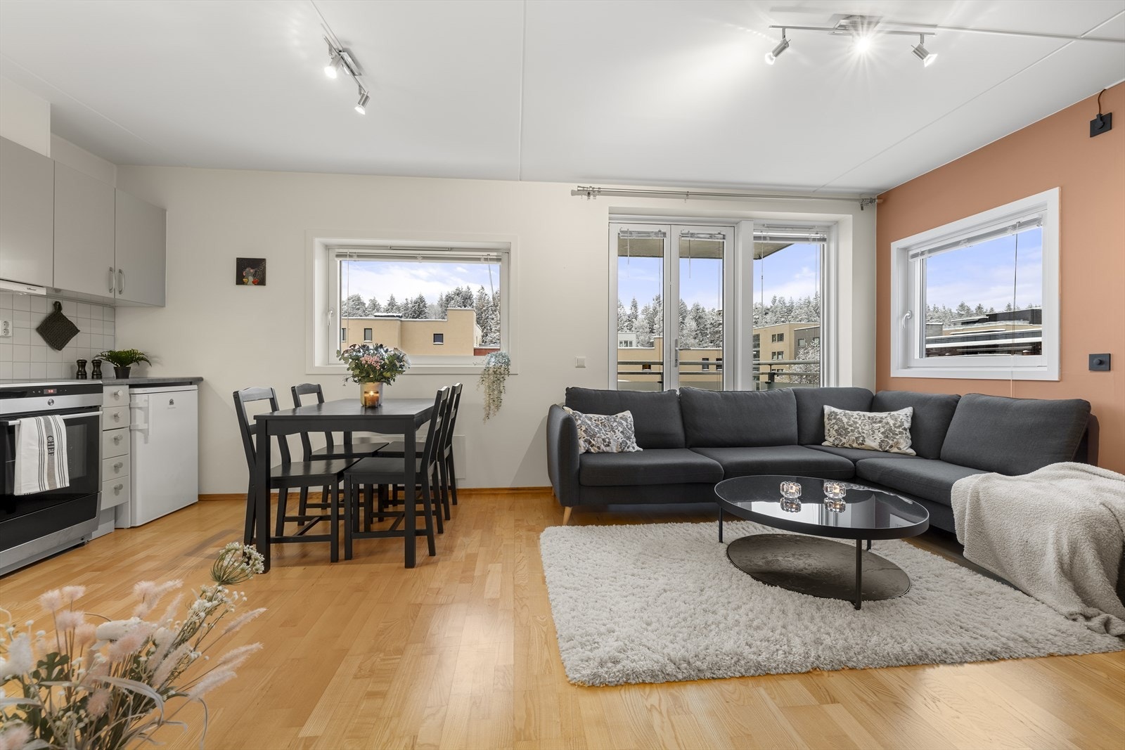 Den åpne løsningen mellom stue og kjøkken skaper et sosialt og luftig allrom. Galleribilde