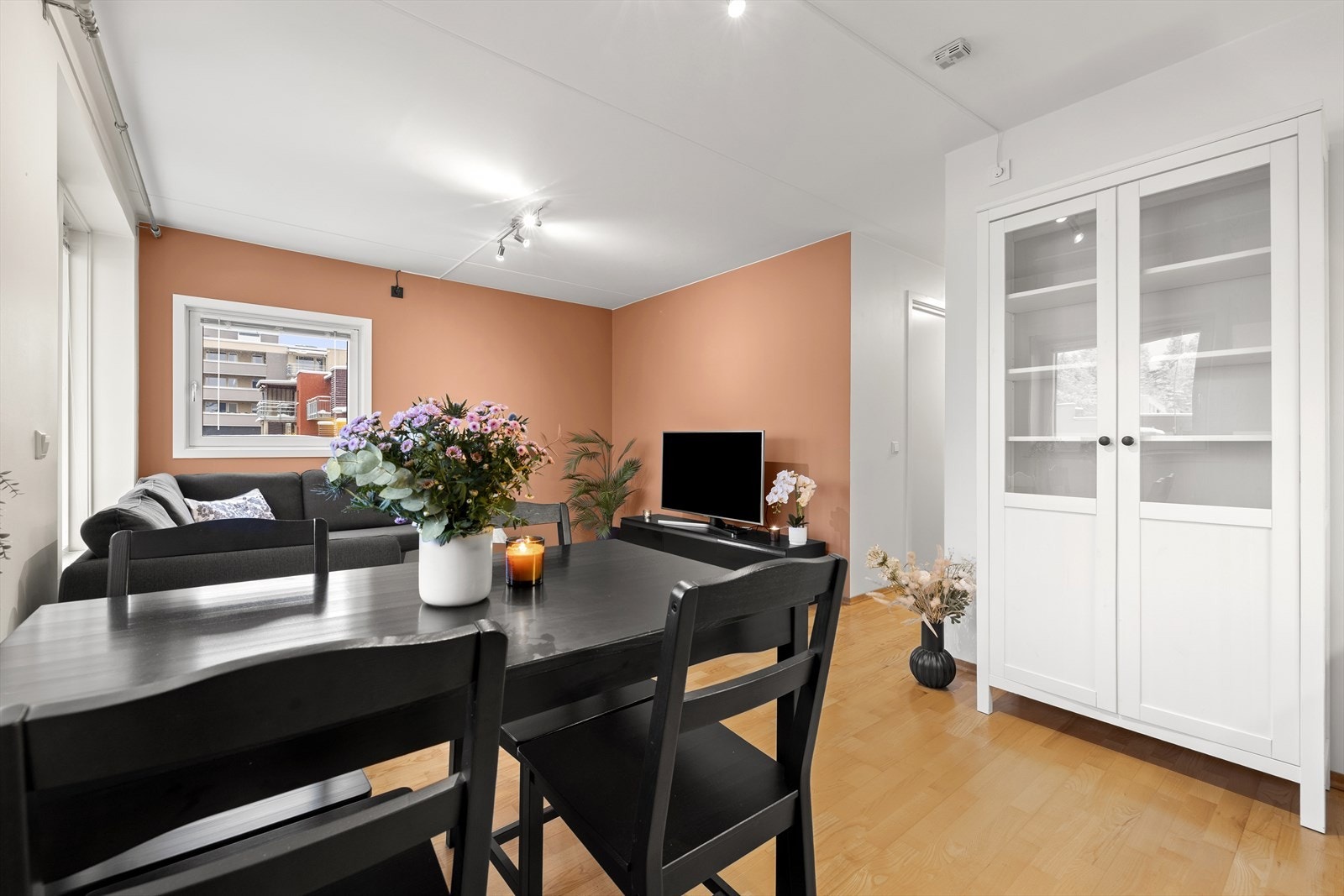 I tilknytning til kjøkkenet er det en naturlig plass for spisebord. Galleribilde