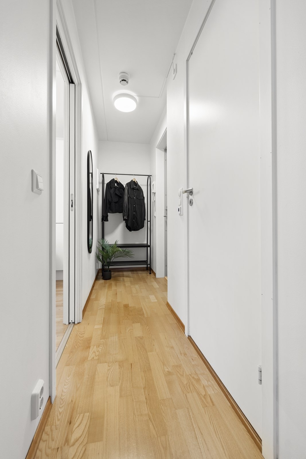 Entréen har parkett på gulvet og et innebygd garderobeskap for oppbevaring av yttertøy. Galleribilde