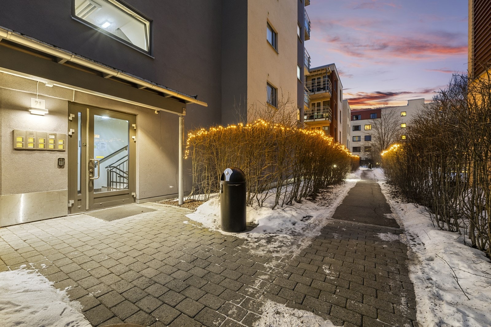 Bygget har adkomst via felles trapperom og personheis. Galleribilde