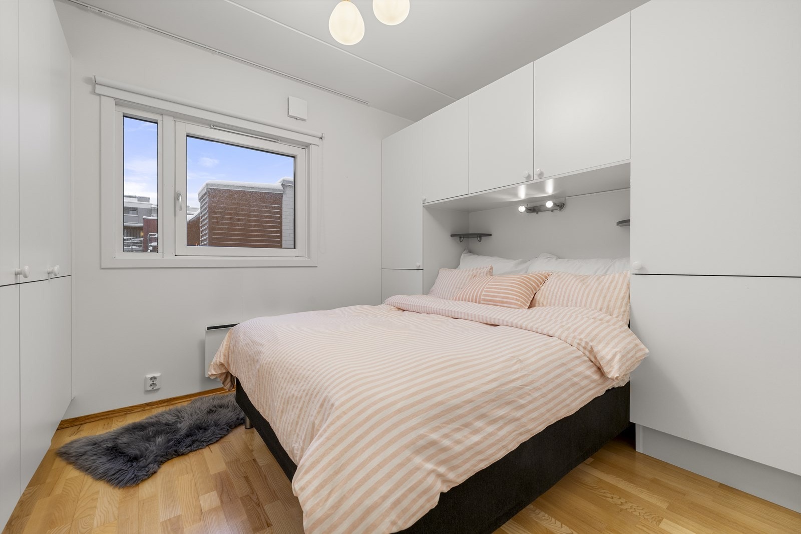 Soverommet har en smart løsning med plassbygde skap som utnytter arealet optimalt. Galleribilde