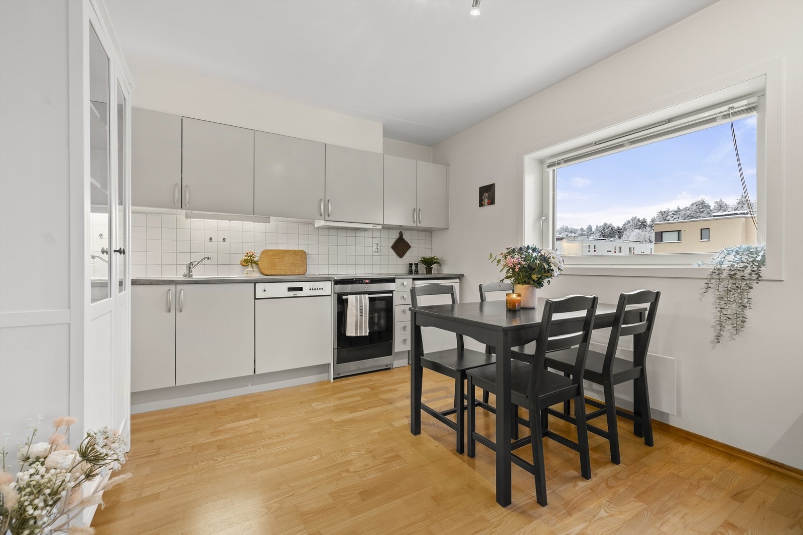 Kjøkkenet har en funksjonell innredning med slette fronter og laminat benkeplate. Galleribilde