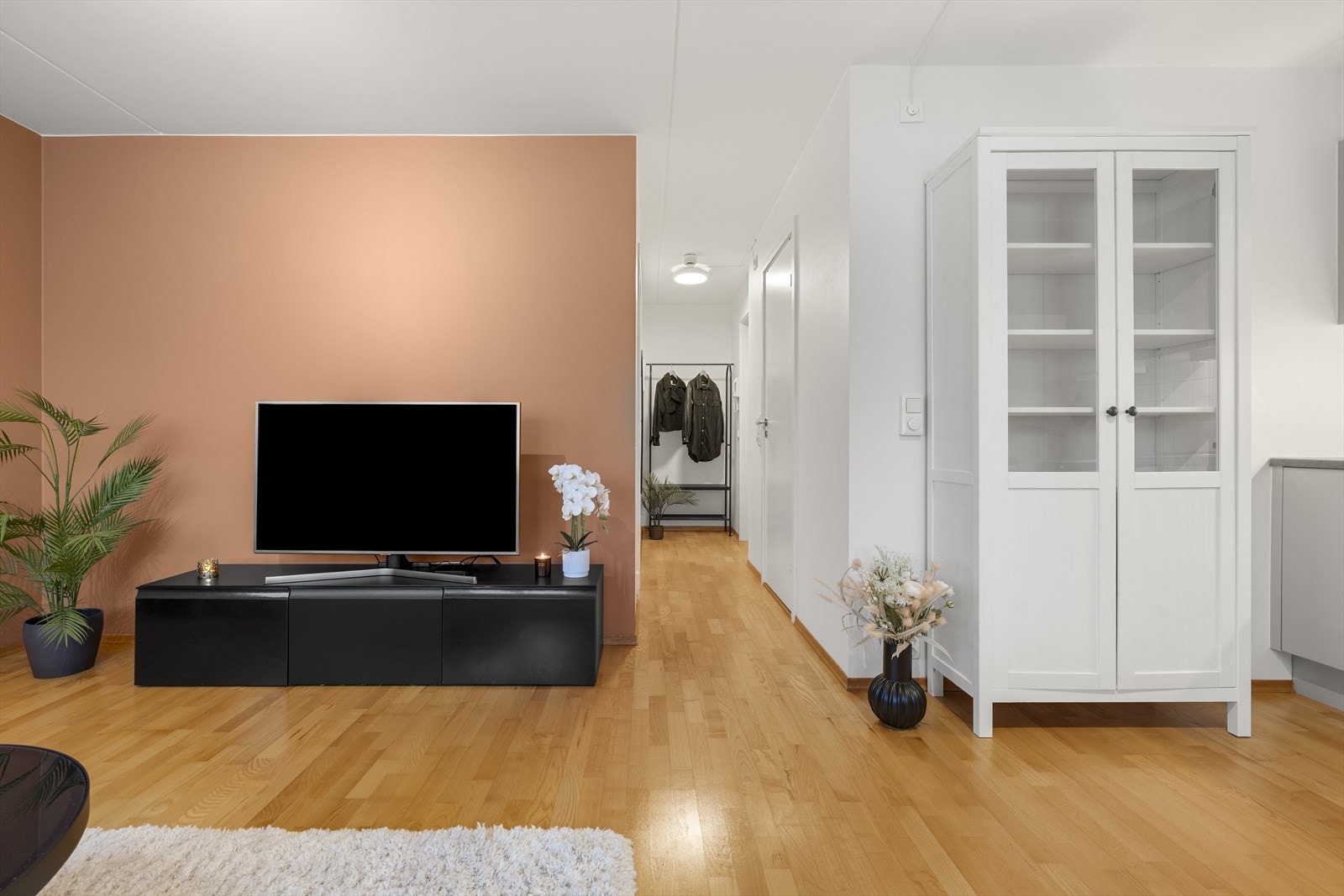 Gjennomgående parkettgulv i oppholdsrommene gir et helhetlig og lunt preg. Galleribilde