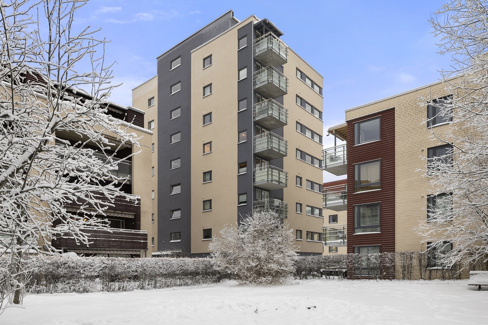 Leiligheten ligger i et rolig og etablert boligområde på Rolvsrud. Galleribilde