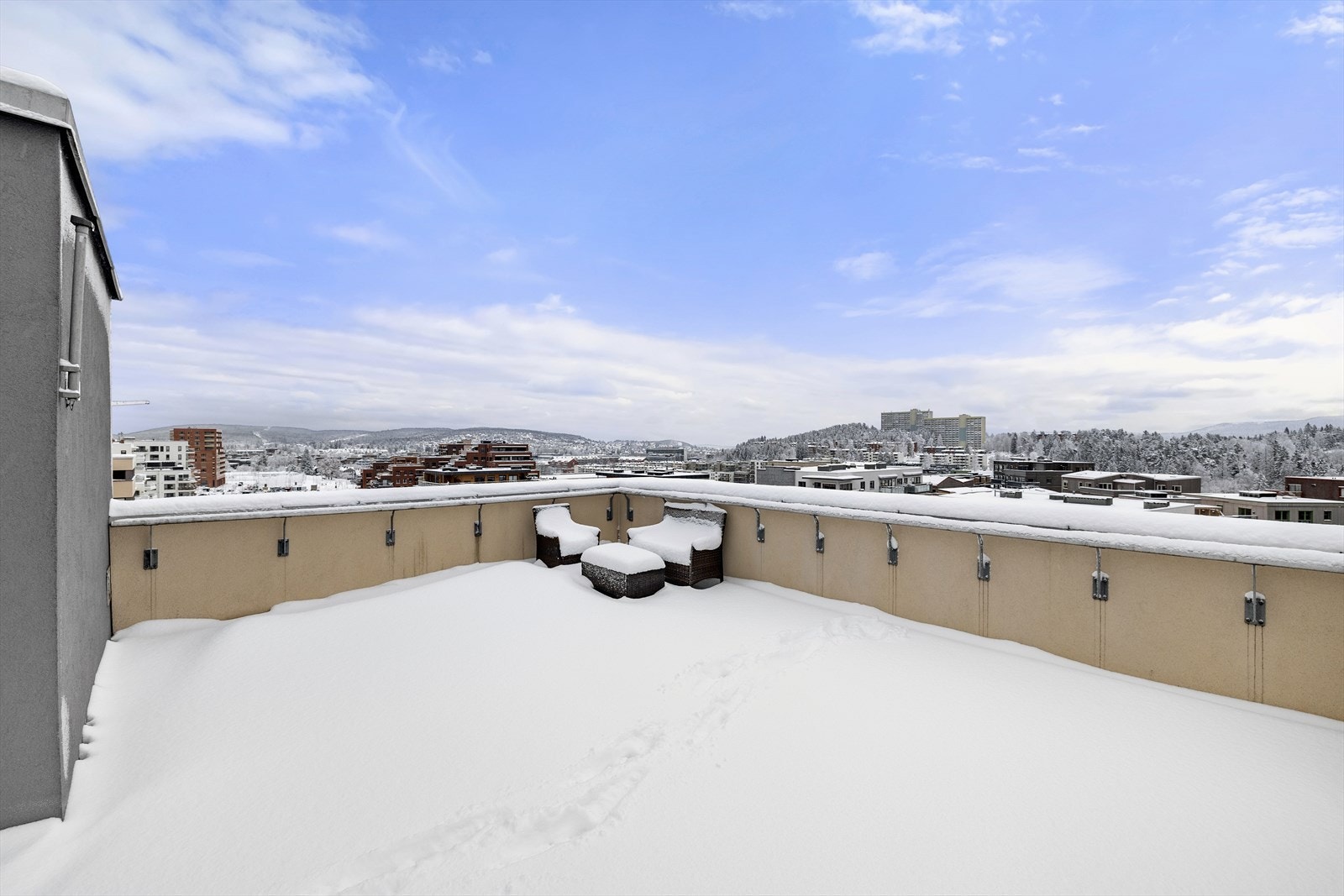 Fra toppen av bygget er det en åpen utsikt over Lørenskog og nærområdet. Galleribilde