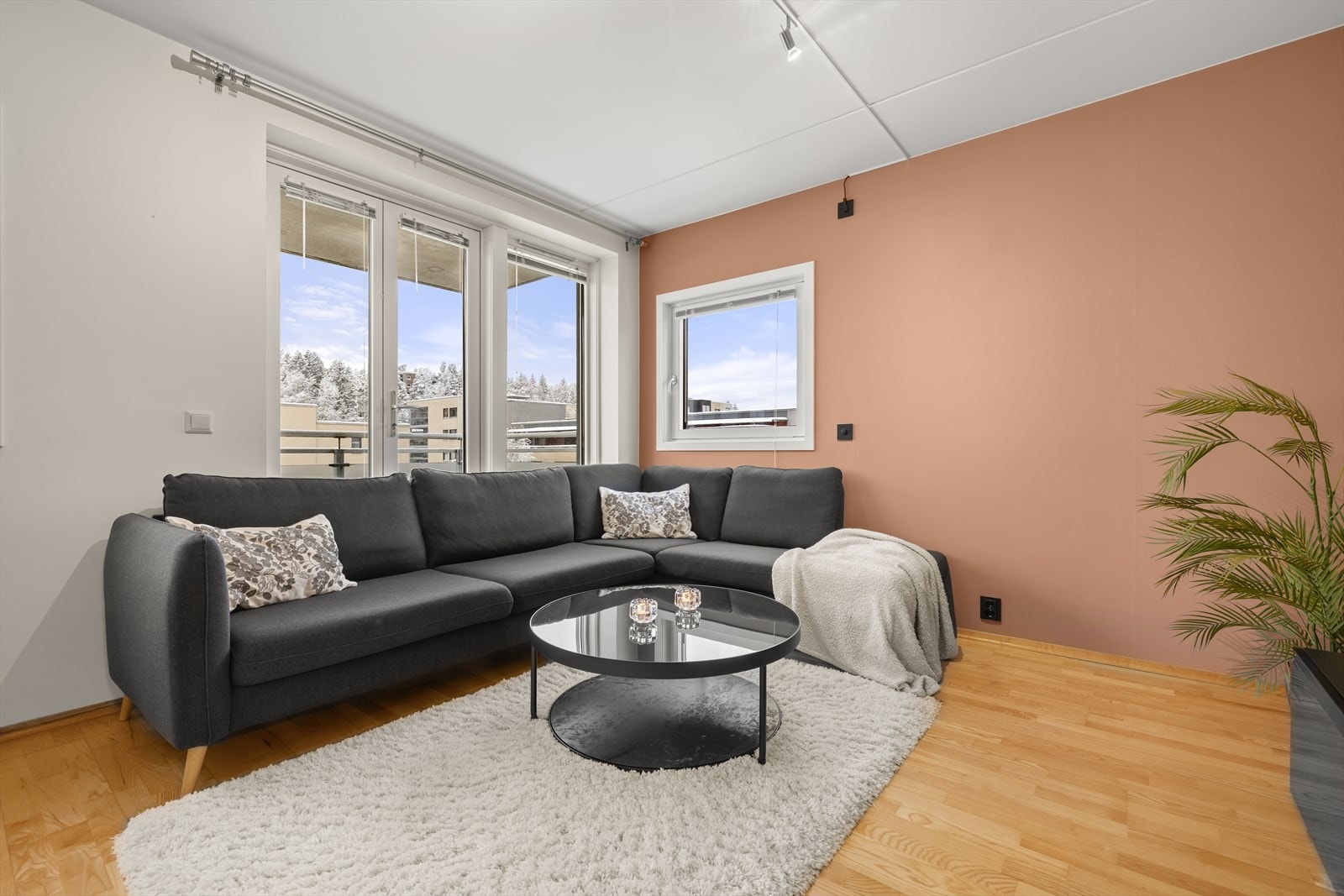 Veggflatene i stuen har dels nylig malte flater, som gir et velholdt inntrykk. Galleribilde