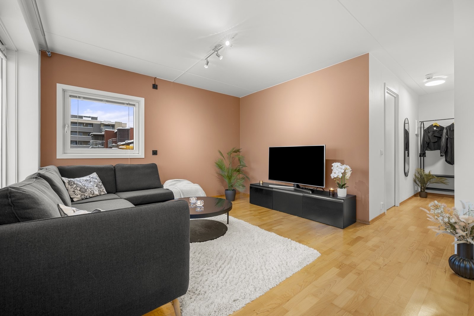 Stuen har god plass til en sittegruppe og er et sentralt rom i leiligheten. Galleribilde