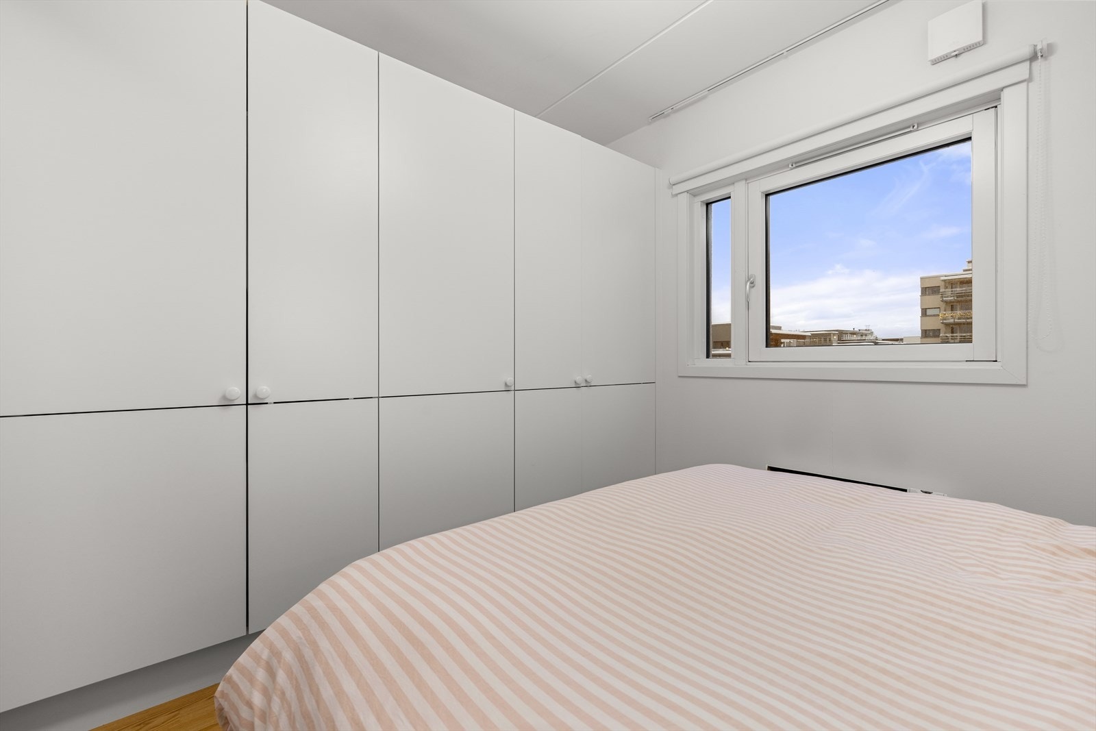 Rikelig med garderobeplass langs den ene veggen gir gode oppbevaringsmuligheter. Galleribilde