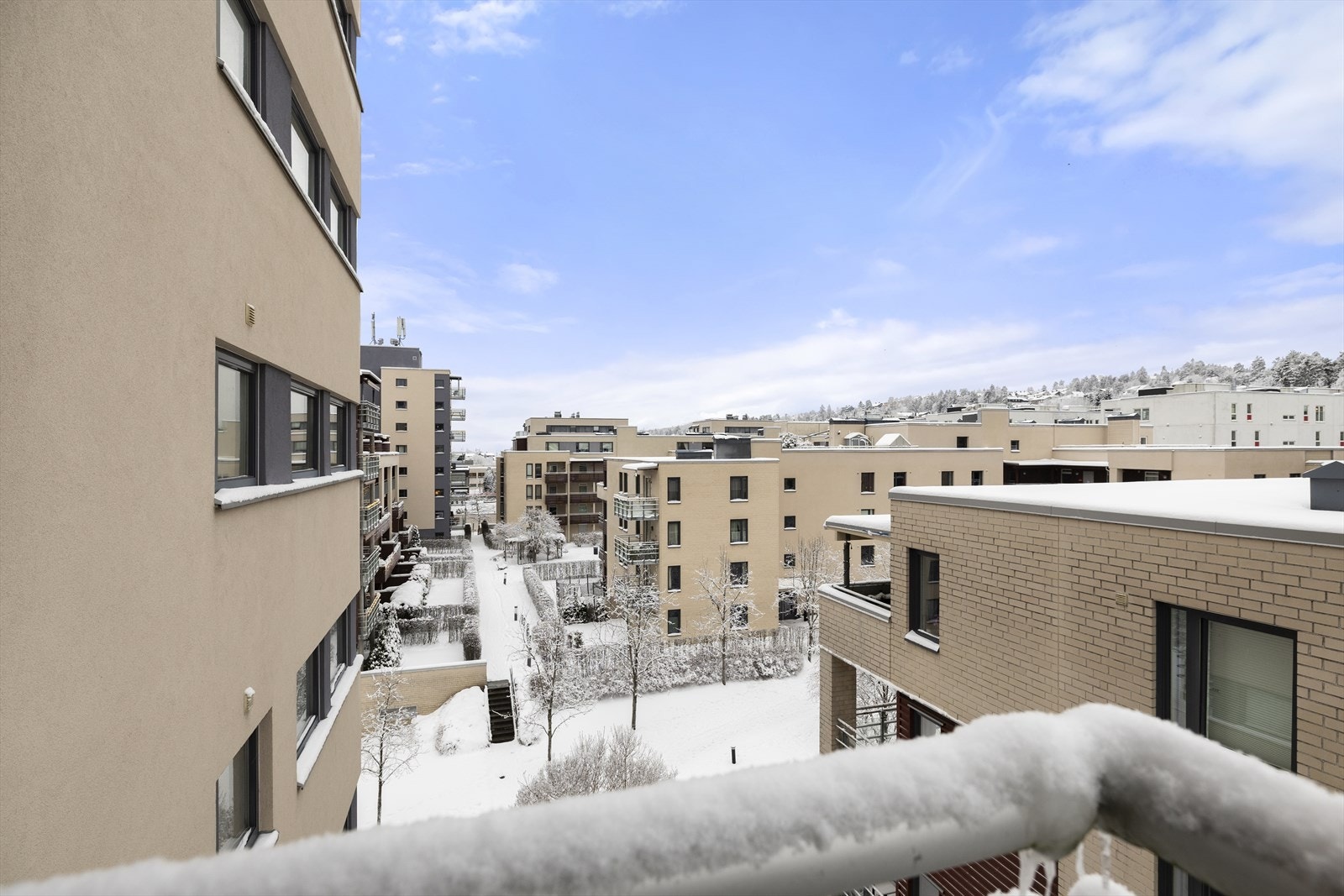 Fra leiligheten ser du ut over borettslagets pent opparbeidede fellesarealer. Galleribilde