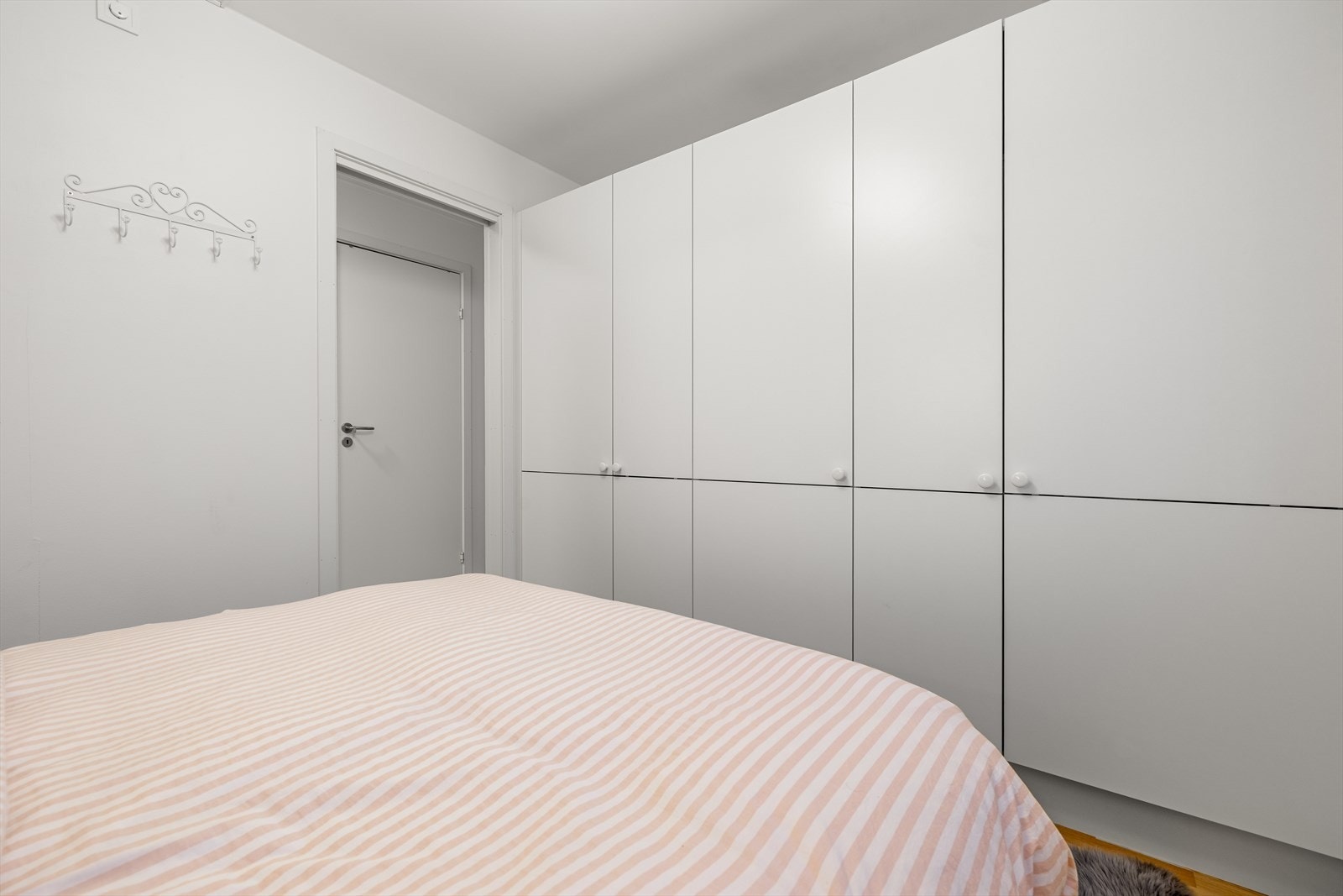 De plassbygde skapene gir rommet et ryddig og strømlinjeformet uttrykk. Galleribilde