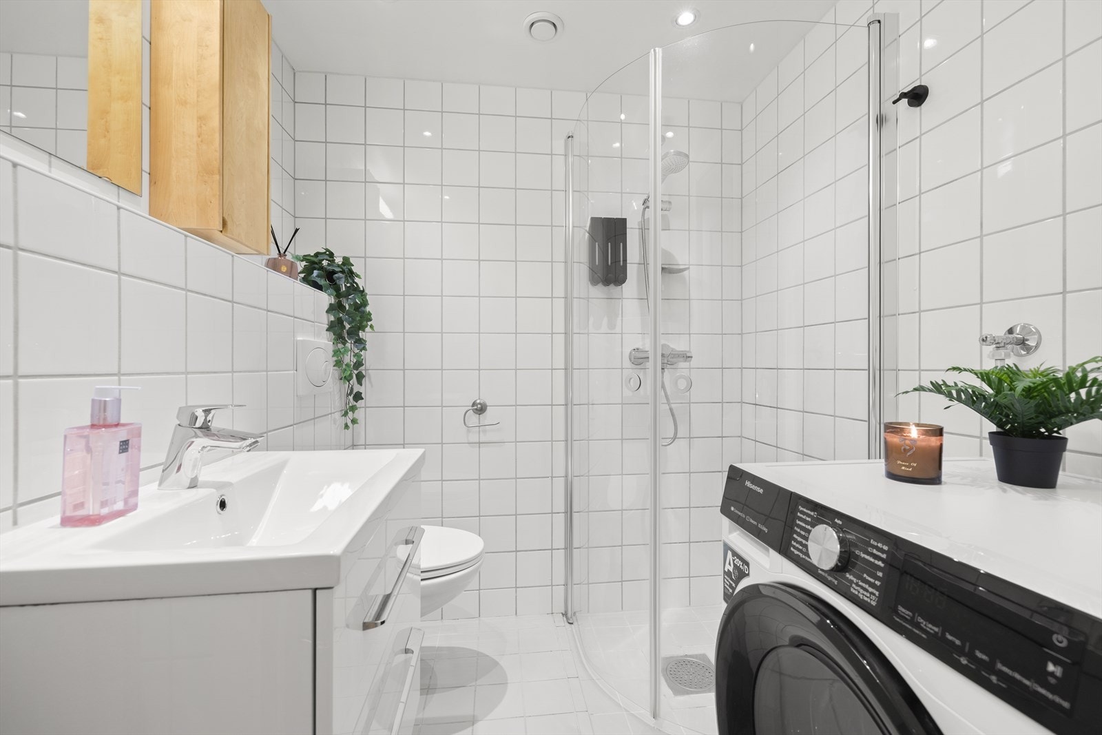 Flislagt bad med varmekabler i gulvet for økt komfort. Galleribilde