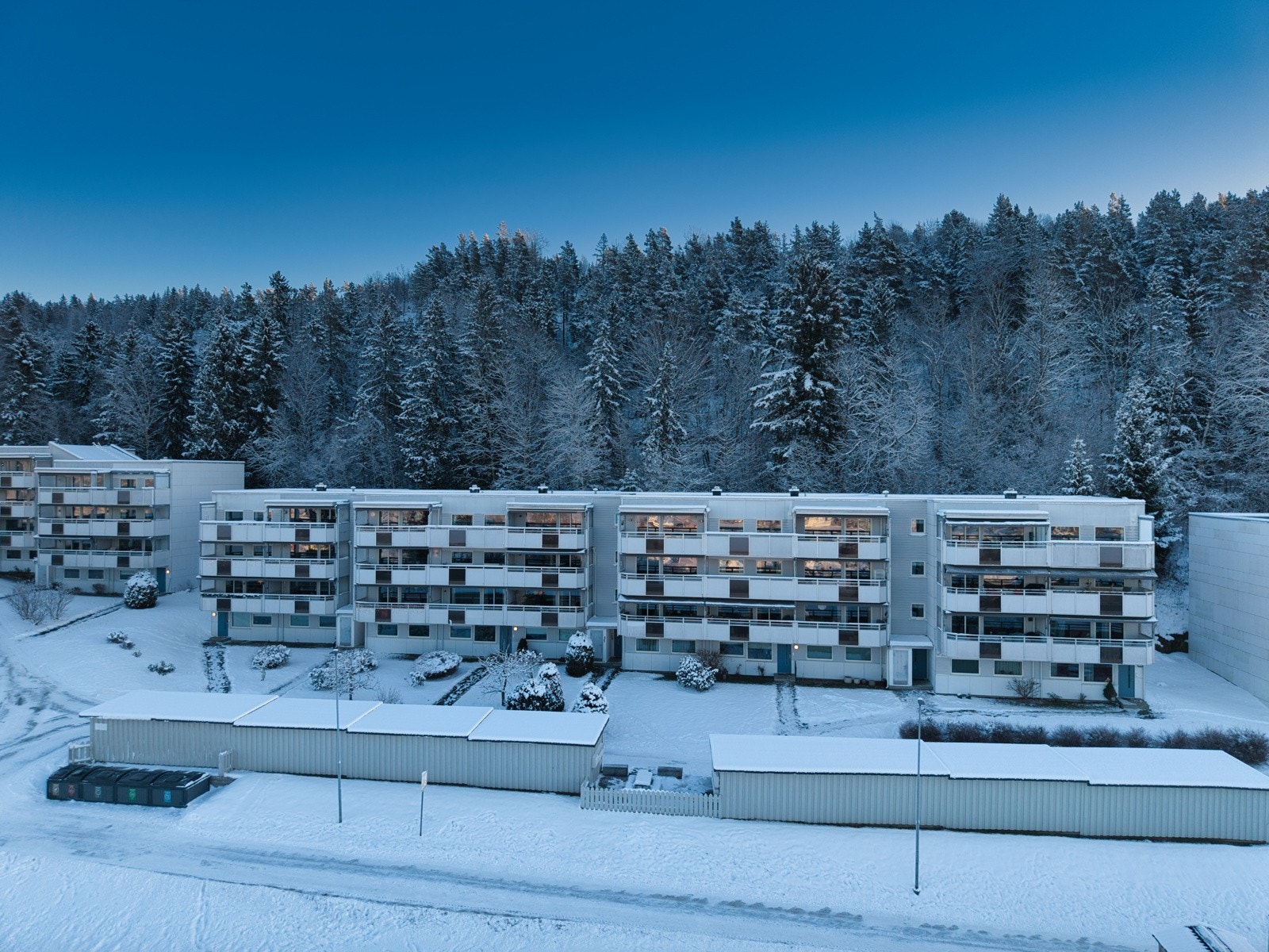 Kjekstadmarka ligger rett bak eiendommen med et flott turterreng, sommer som vinter. Galleribilde