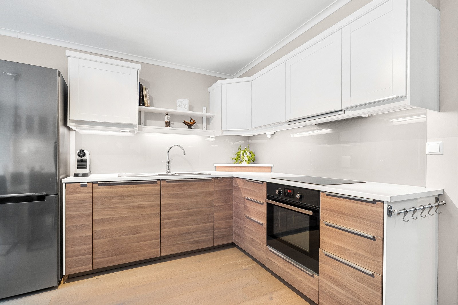 Kjøkkenet har nyere og moderne innredning med integrerte hvitevarer (kjøleskap medfølger ikke). Galleribilde