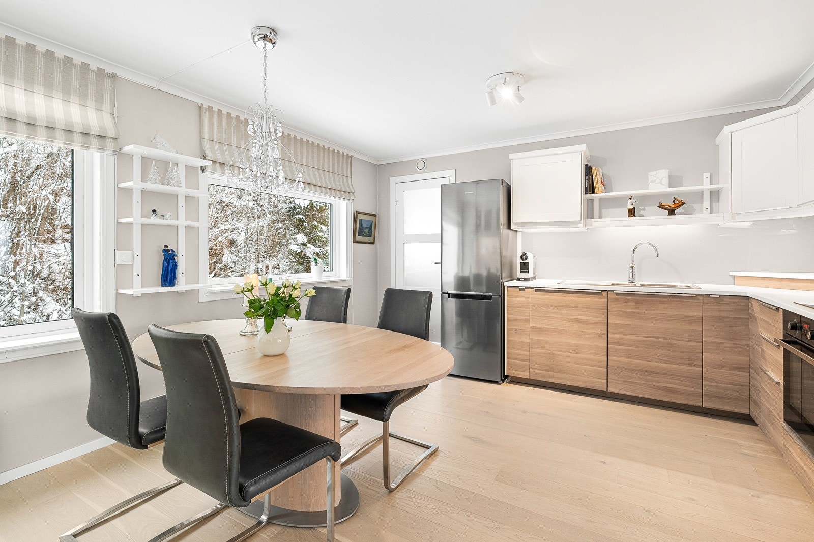 Det er åpen løsning til et stort og flott kjøkken med spiseplass. Galleribilde