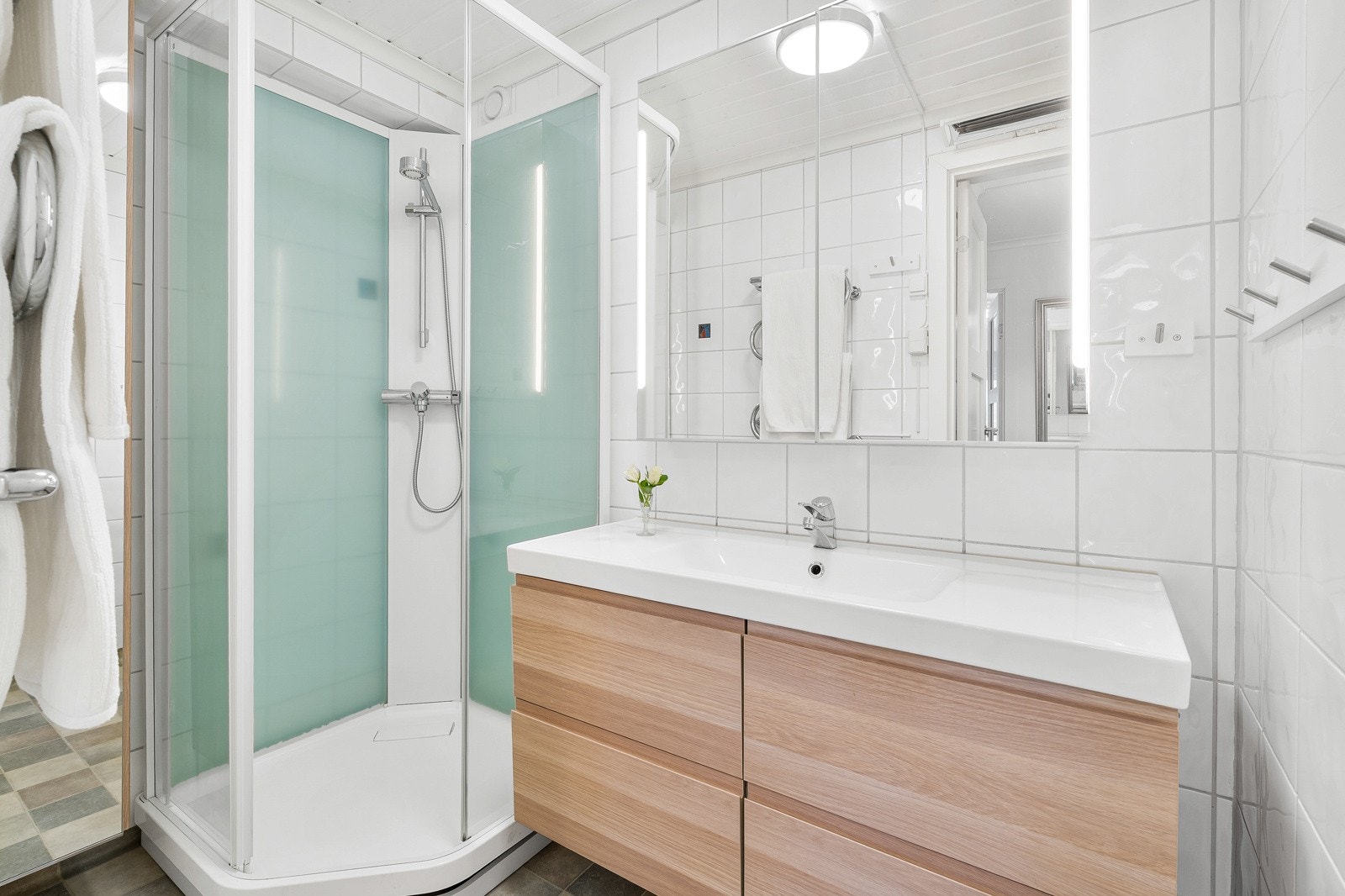 Pent bad med praktisk innredning, speil m/lys og dusj. Galleribilde