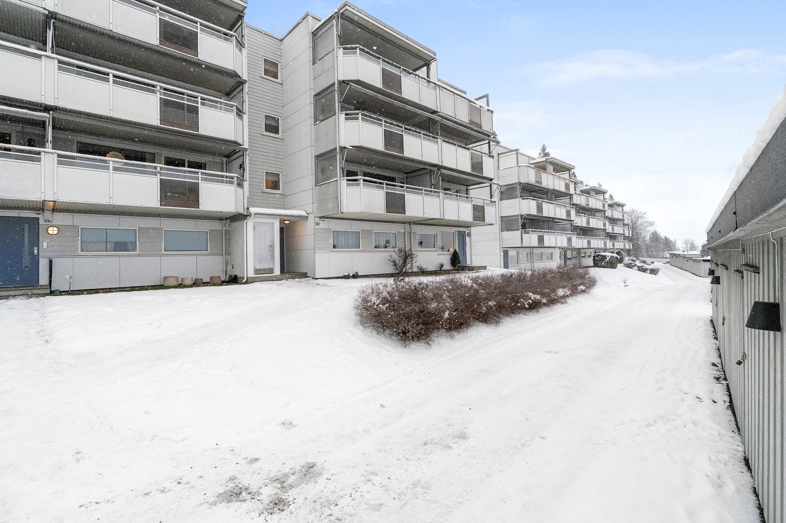 Leiligheten ligger i et barnevennlig borettslag med fine uteområder og kort vei til marka. Galleribilde