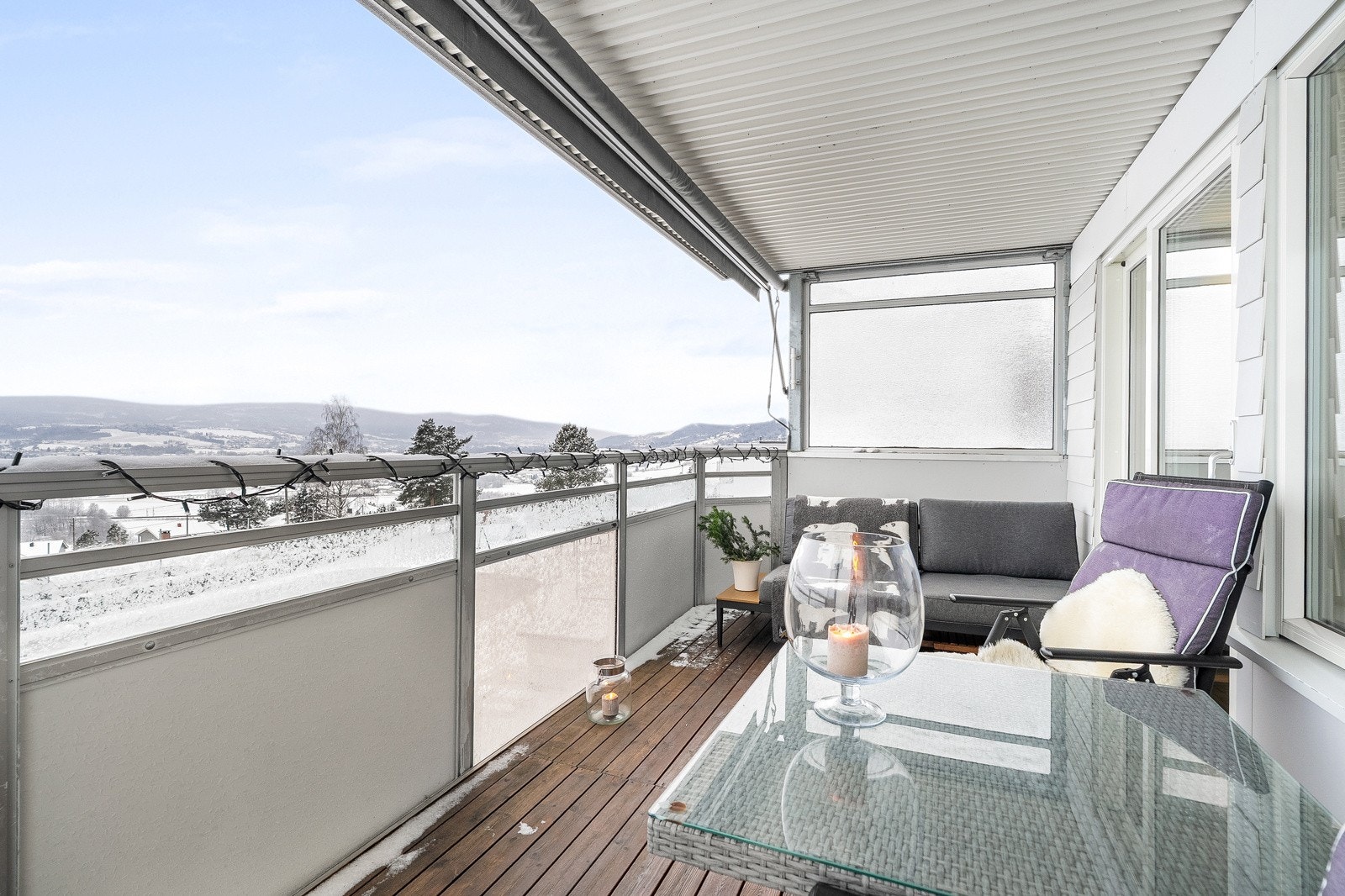 Leiligheten ligger i toppetasjen, og byr på hele 22 kvm usjenert balkong som er påkostet med ekstra glassverk. Dette er en lun og hyggelig plass å sitte. Galleribilde