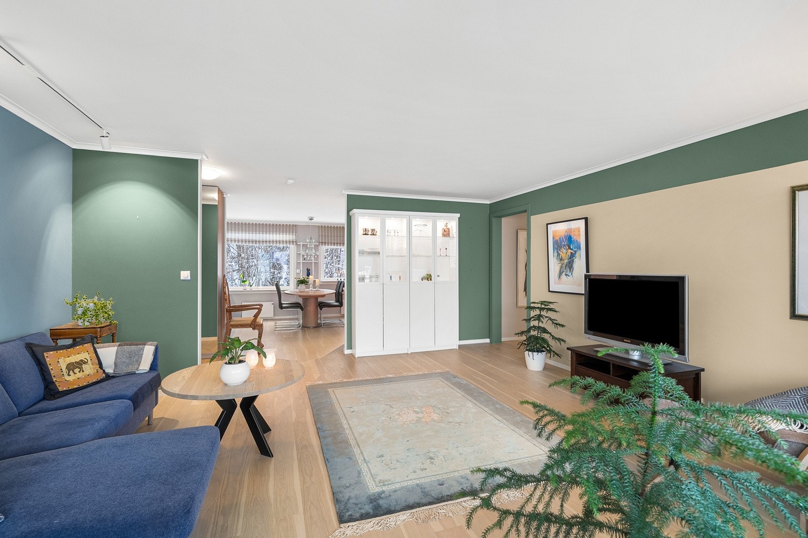 Det er god plass til å møblere sofagruppe, tv, og oppbevaringsmøblement. Galleribilde