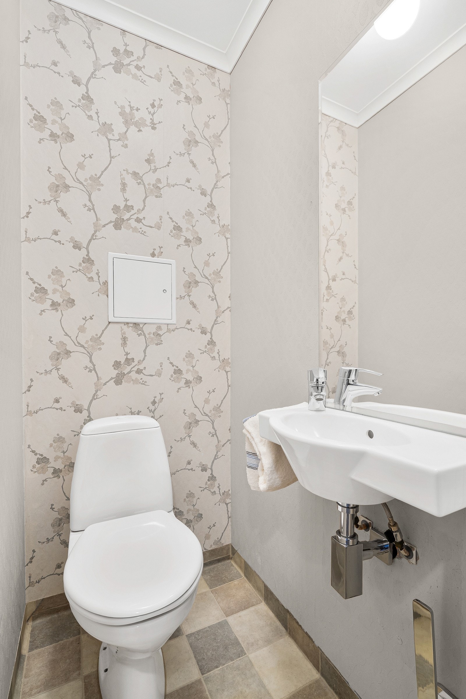 Separat toalettrom vegg i vegg med badet. Galleribilde