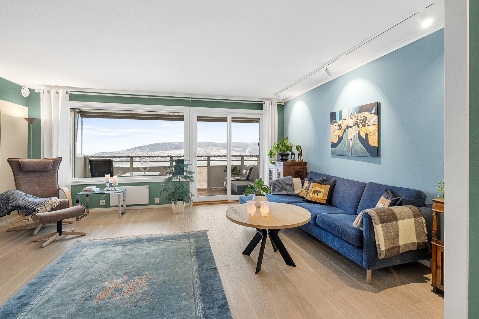 Leiligheten er romslig og lys, med stort oppholdsrom. Galleribilde