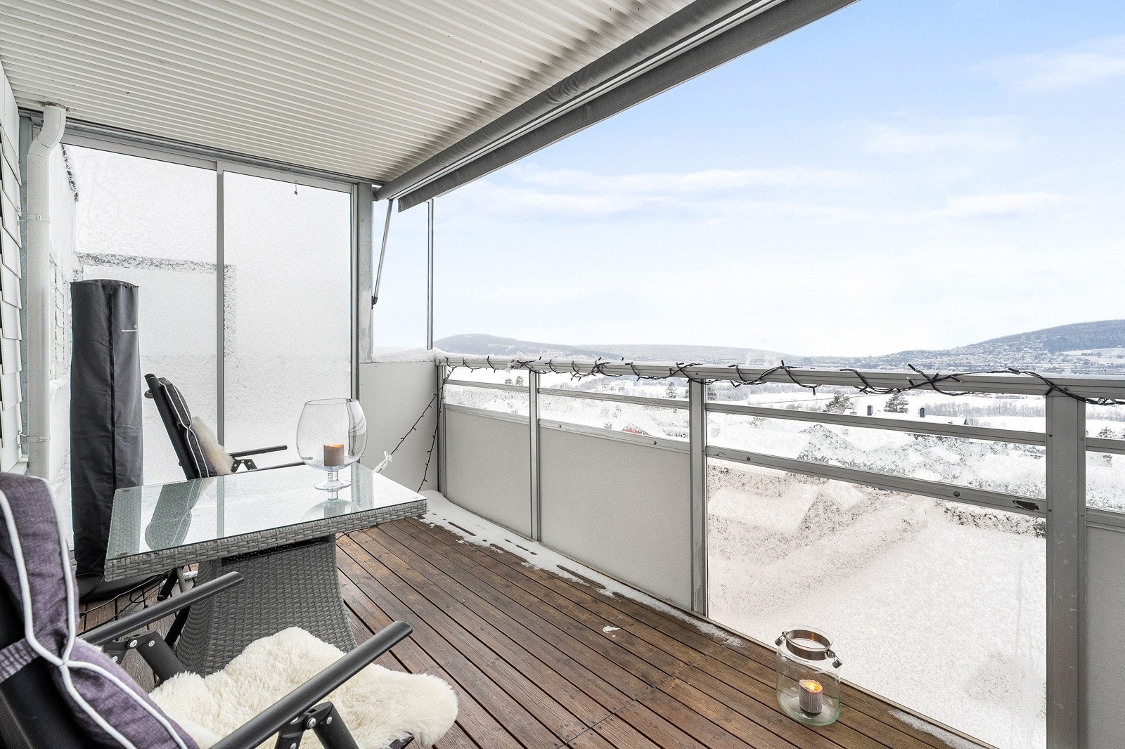 Balkongen vender mot vest og gir deg glimrende sol- og utsiktsforhold. Galleribilde
