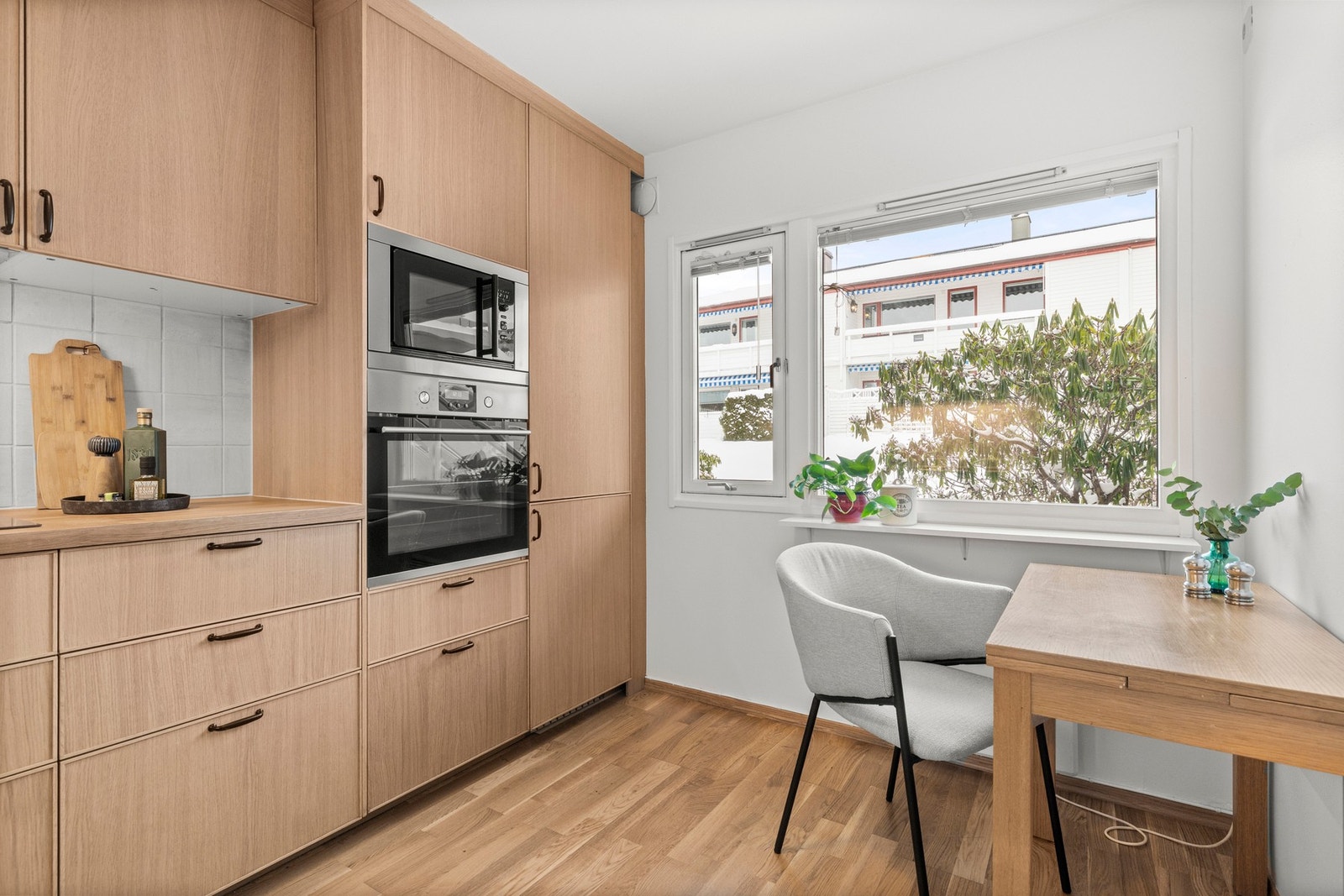 Moderne kjøkkeninnredning Ikea montert 2018 med glatte fronter i eikefinér og benkeplater i heltre eik Galleribilde