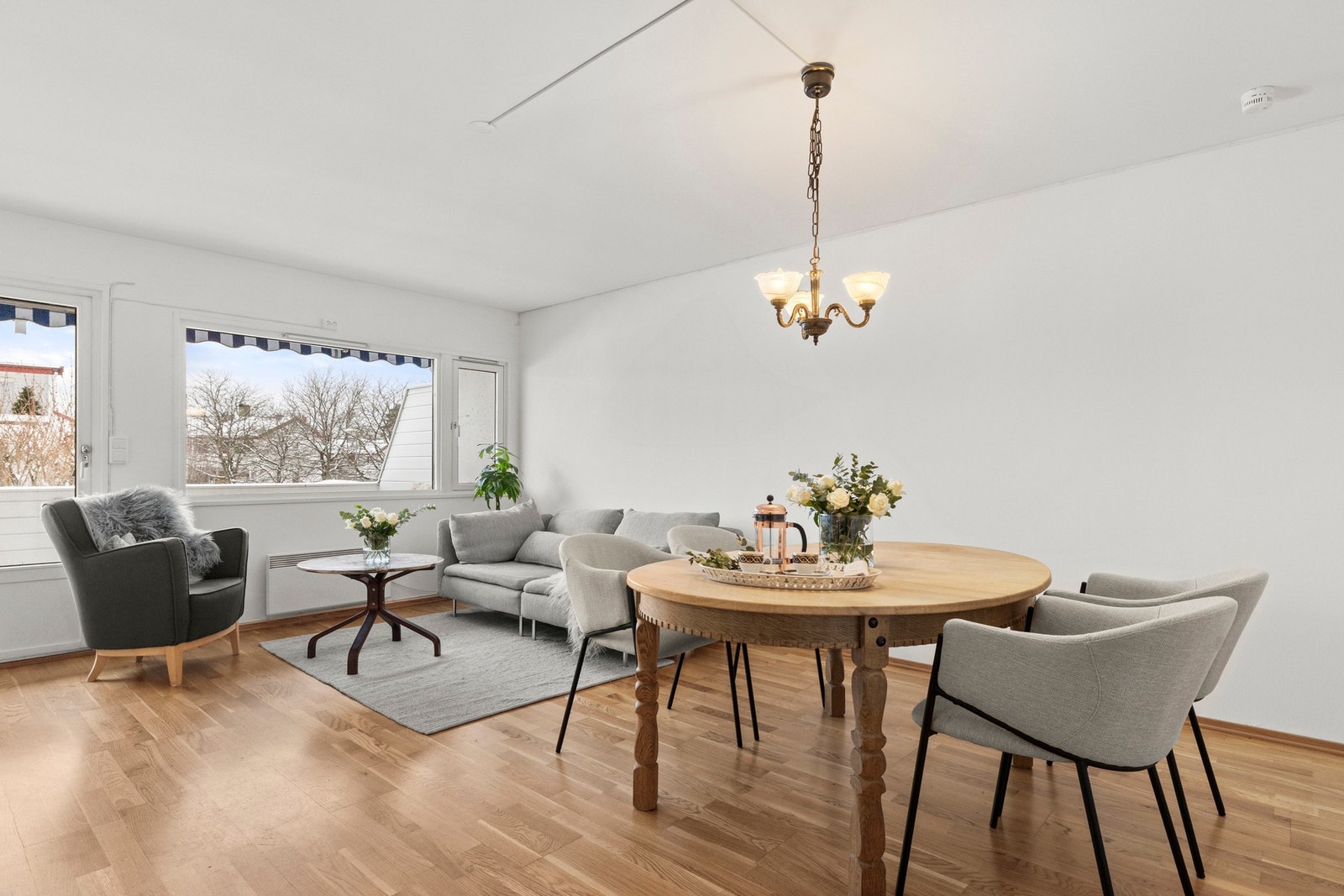 På gulvet er det lagt 3-stavs eikeparkett Galleribilde