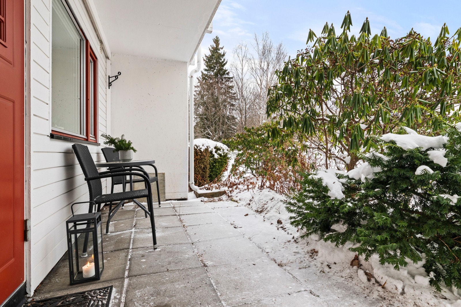 Hyggelig inngangsparti med steinheller og takoverbygg Galleribilde