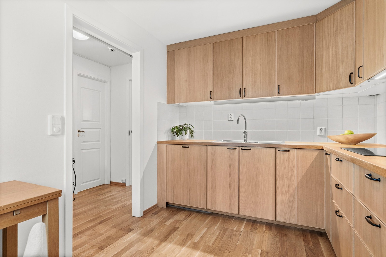 Kjøkkeninnredningen har god benke- og skapplass Galleribilde