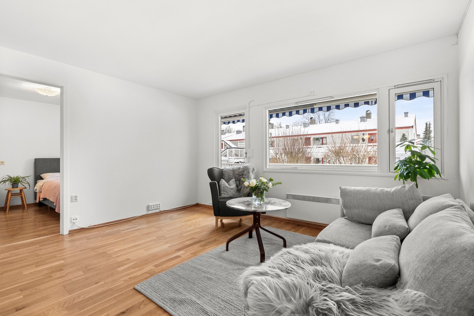 Romslig stue med utgang til sydvestvendt terrasse Galleribilde